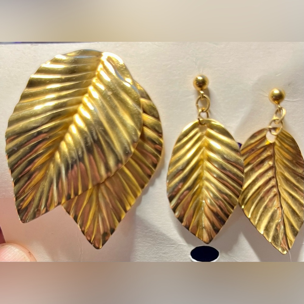 Gold tone Leaf Earrings and Brooch Set‎